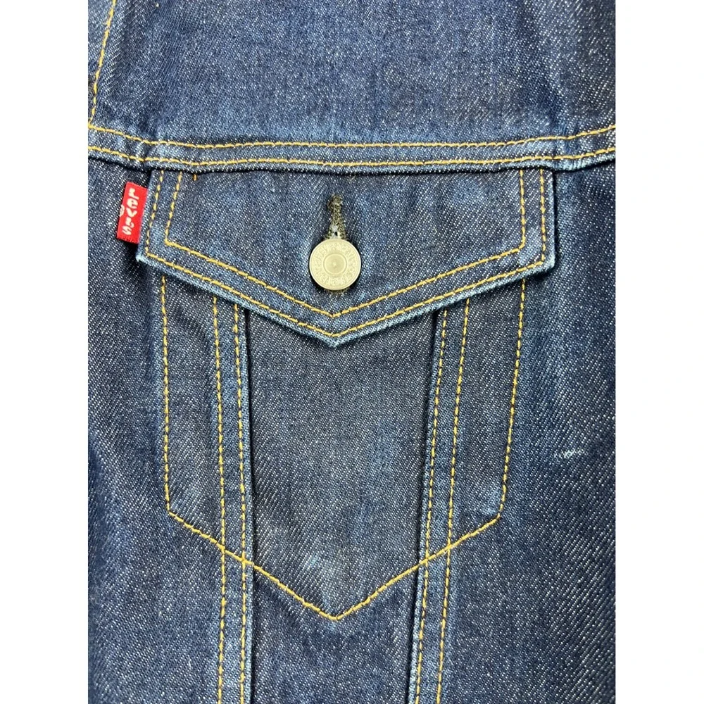 Levis ships from
